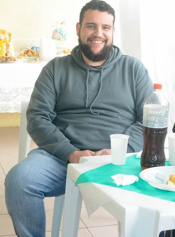 Zé sentado em casa, à luz do dia, em roupa comum